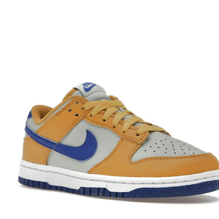 Nike Dunk Low Next Nature Wheat Gold Royal DN1431-700, trois-quarts avant extérieur