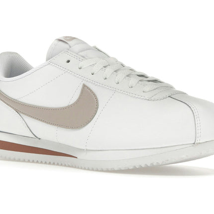Nike Cortez White Platinum Violet DN1791-105, trois-quarts avant extérieur
