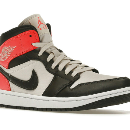 Air Jordan 1 Mid Newsprint DQ6078-100, trois-quarts avant extérieur