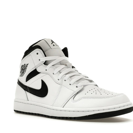 Air Jordan 1 Mid Reverse Panda DQ8426-132, trois-quarts avant extérieur