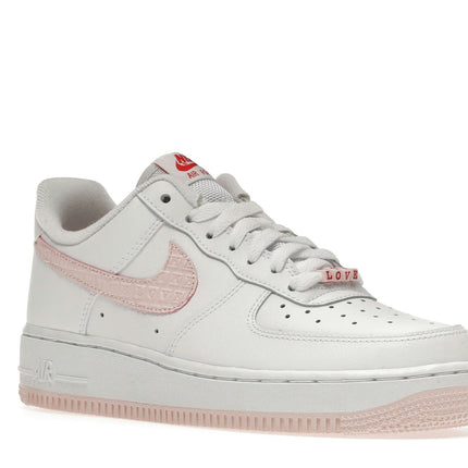 Nike Air Force 1 Low VD Valentine's Day (2022) DQ9320-100, trois-quarts avant extérieur