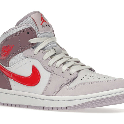 Air Jordan 1 Mid Valentine's Day DR0174-500, trois-quarts avant extérieur