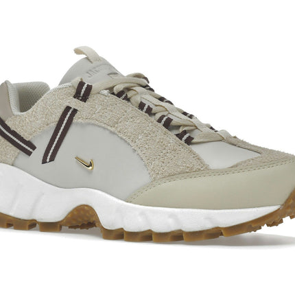 Nike Air Humara LX Jacquemus Beige DR0420-001, trois-quarts avant extérieur
