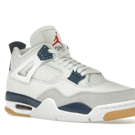 Air Jordan 4 Retro SB Navy DR5415-100, trois-quarts avant extérieur