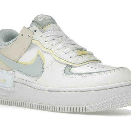 Nike Air Force 1 Low Shadow Sail Light Silver Citron Tint DR7883-101, trois-quarts avant extérieur