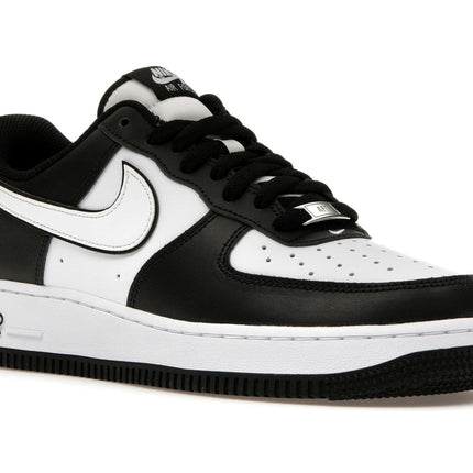 Nike Air Force 1 Low '07 White Swoosh Panda DV0788-001, trois-quarts avant extérieur