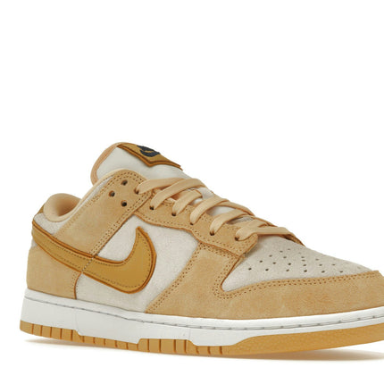 Nike Dunk Low Celestial Gold Suede DV7411-200, trois-quarts avant extérieur