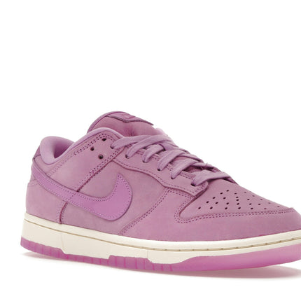 Nike Dunk Low PRM MF Rush Fuchsia DV7415-500, trois-quarts avant extérieur