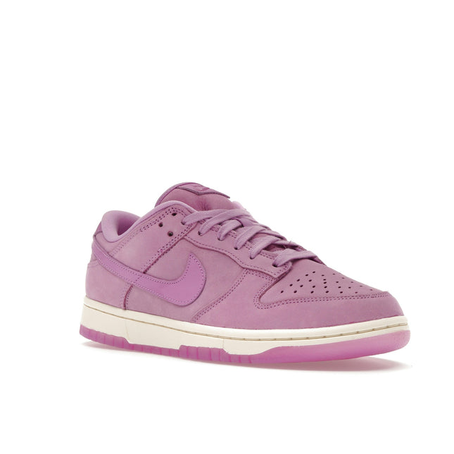 Nike Dunk Low PRM MF Rush Fuchsia DV7415-500, trois-quarts avant extérieur