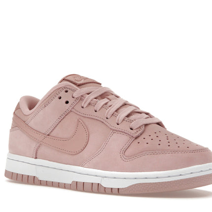 Nike Dunk Low PRM Pink Oxford DV7415-600, trois-quarts avant extérieur
