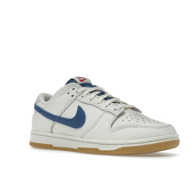 Nike Dunk Low Sail Dark Marina Blue DX3198-133, trois-quarts avant extérieur