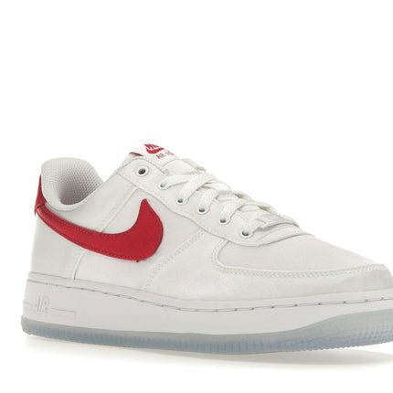 Nike Air Force 1 Low '07 Satin White Varsity Red DX6541-100, trois-quarts avant extérieur