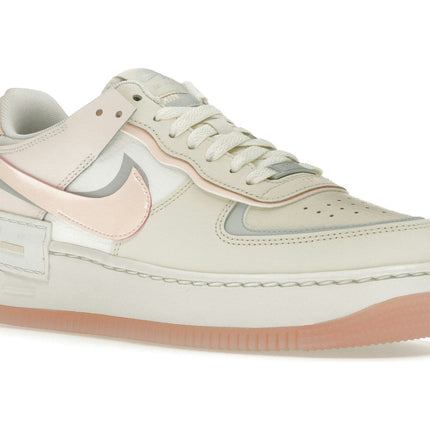 Nike Air Force 1 Low Shadow Coconut Milk Crimson Tint DZ1847-105, trois-quarts avant extérieur