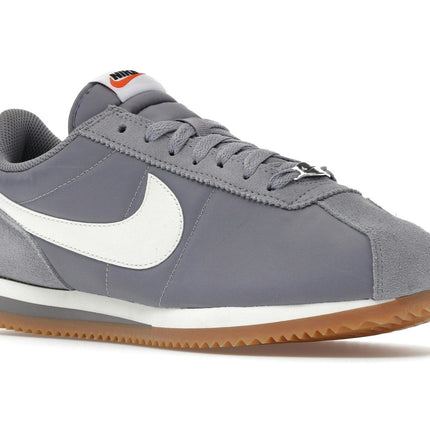 Nike Cortez Cement Grey Gum DZ2795-005, trois-quarts avant extérieur