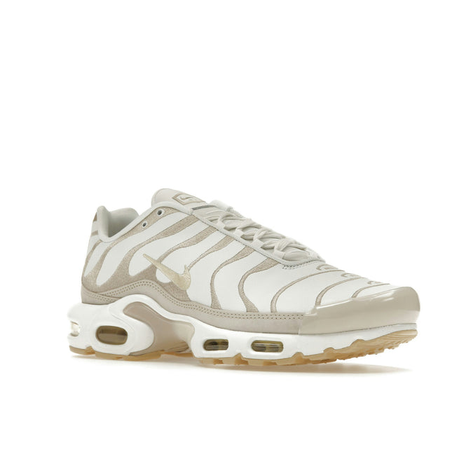 Nike Air Max Plus Premium Sanddrift DZ2832-101, trois-quarts avant extérieur