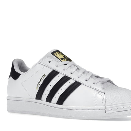 Adidas Superstar White Black EG4958, trois-quarts avant extérieur