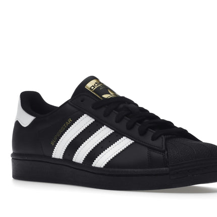 Adidas Superstar Core Black Cloud White Gold EG4959, trois-quarts avant extérieur