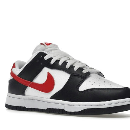 Nike Dunk Low Red Swoosh Panda FB3354-001, trois-quarts avant extérieur