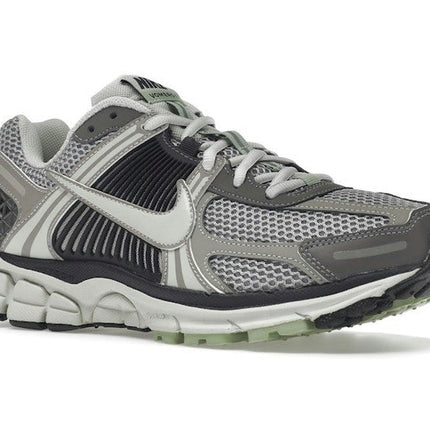 Nike Zoom Vomero 5 Cobblestone FB8825-001, trois-quarts avant extérieur