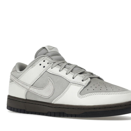 Nike Dunk Low Ironstone FD9746-001, trois-quarts avant extérieur