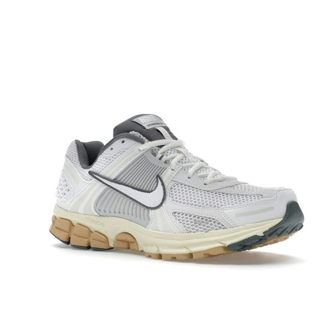 Nike Zoom Vomero 5 Summit White Pure Platinum FJ2028-101, trois-quarts avant extérieur