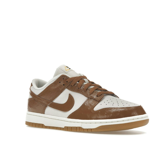 Nike Dunk Low LX Brown Ostrich FJ2260-001, trois-quarts avant extérieur