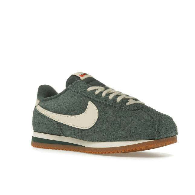 Nike Cortez Vintage Vintage Green Gum FJ2530-301, trois-quarts avant extérieur
