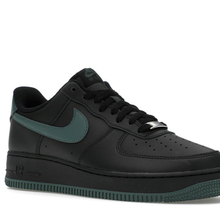 Nike Air Force 1 Low '07 Black Vintage Green FJ4146-001, trois-quarts avant extérieur