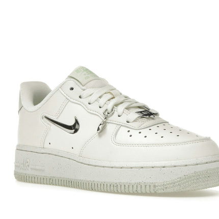 Nike Air Force 1 '07 SE Next Nature Sail Liquid Metal FN8540-100, trois-quarts avant extérieur