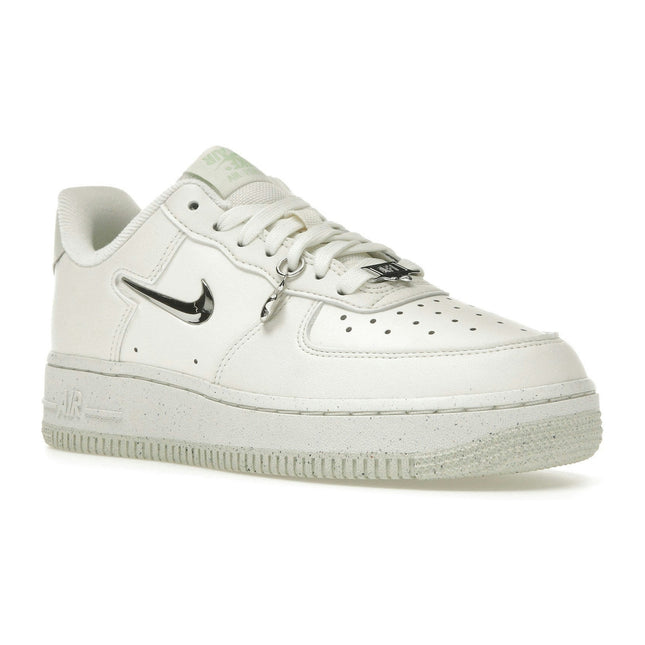Nike Air Force 1 '07 SE Next Nature Sail Liquid Metal FN8540-100, trois-quarts avant extérieur