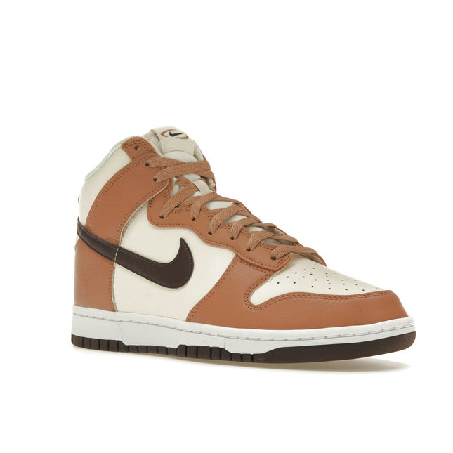 Nike Dunk High Dusted Clay FQ2755-200, trois-quarts avant extérieur