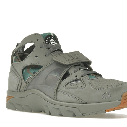 Nike Air Trainer Huarache Corteiz Gully Grey FQ8793-001, trois-quarts avant extérieur