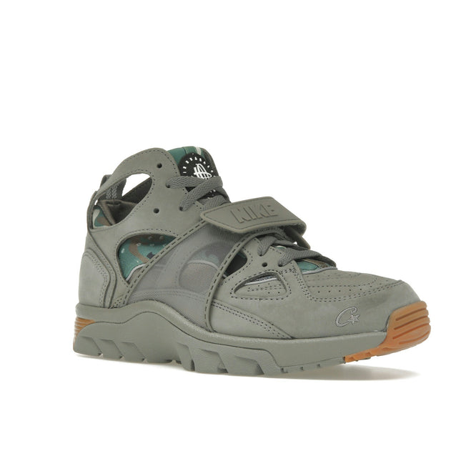 Nike Air Trainer Huarache Corteiz Gully Grey FQ8793-001, trois-quarts avant extérieur