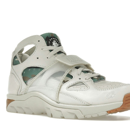 Nike Air Trainer Huarache Corteiz Light Bone FQ8793-002, trois-quarts avant extérieur