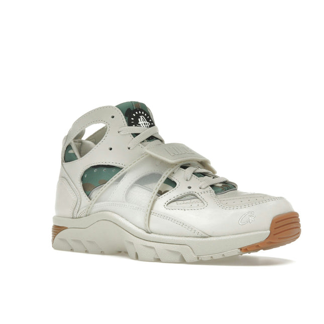 Nike Air Trainer Huarache Corteiz Light Bone FQ8793-002, trois-quarts avant extérieur