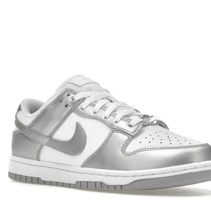 Nike Dunk Low Metallic Silver FV1311-100, trois-quarts avant extérieur