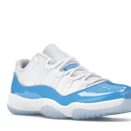 Air Jordan 11 Retro Low University Blue (2026) FV5104-100, trois-quarts avant extérieur