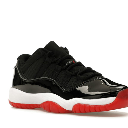 Air Jordan 11 Retro Low Bred (GS) (2025) FV5121-006, trois-quarts avant extérieur