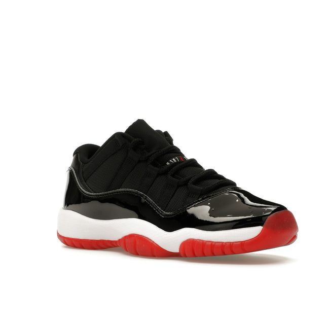 Air Jordan 11 Retro Low Bred (GS) (2025) FV5121-006, trois-quarts avant extérieur