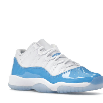 Air Jordan 11 Retro Low University Blue (2026) (GS) FV5121-100, trois-quarts avant extérieur