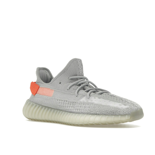 Adidas Yeezy Boost 350 V2 Tail Light FX9017, trois-quarts avant extérieur