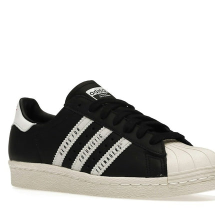 Adidas Superstar Human Made Black White FY0729, trois-quarts avant extérieur