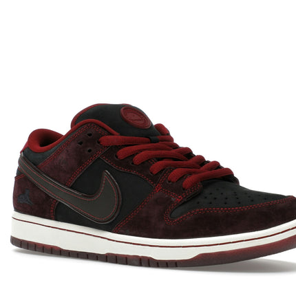 Nike SB Dunk Low Riot Skateshop FZ1289-200, trois-quarts avant extérieur