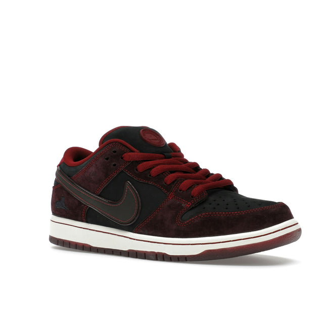 Nike SB Dunk Low Riot Skateshop FZ1289-200, trois-quarts avant extérieur