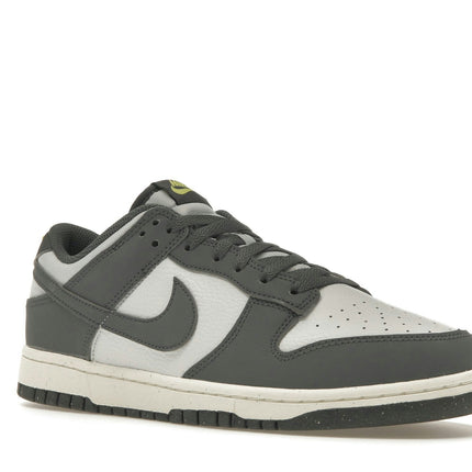 Nike Dunk Low Next Nature Iron Grey Lightning FZ4621-001, trois-quarts avant extérieur