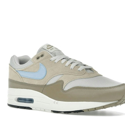 Nike Air Max 1 Essential Light Bone Psychic Blue FZ5808-009, trois-quarts avant extérieur