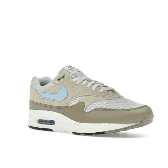 Nike Air Max 1 Essential Light Bone Psychic Blue FZ5808-009, trois-quarts avant extérieur