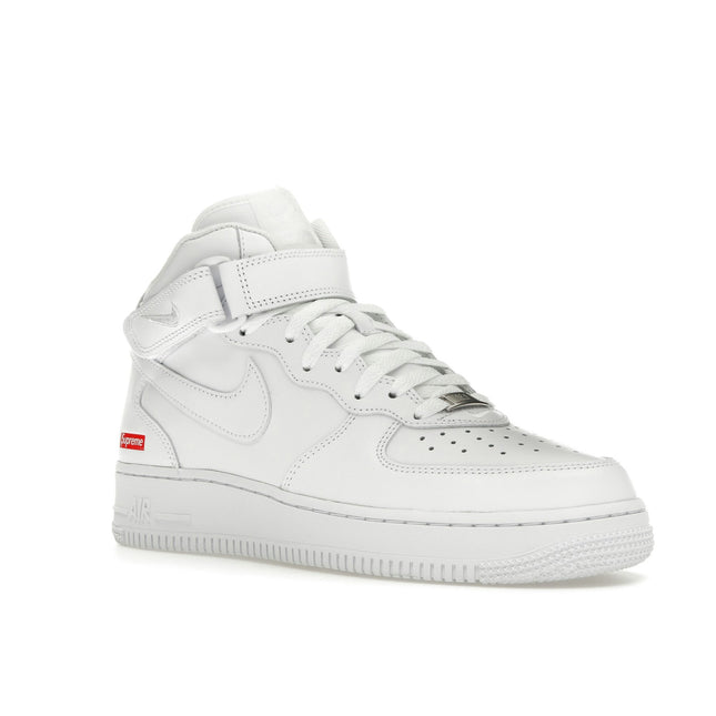 Nike Air Force 1 Mid Supreme White FZ8784-100, trois-quarts avant extérieur