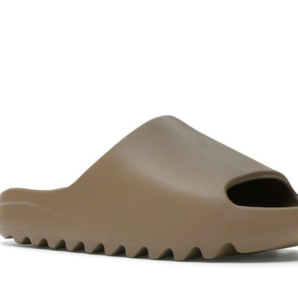 Adidas Yeezy Slide Core G55492/GW5350, trois-quarts avant extérieur