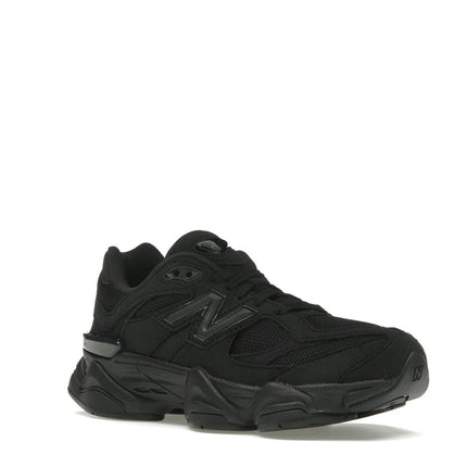 New Balance 9060 Triple Black (GS) GC9060BB, trois-quarts avant extérieur